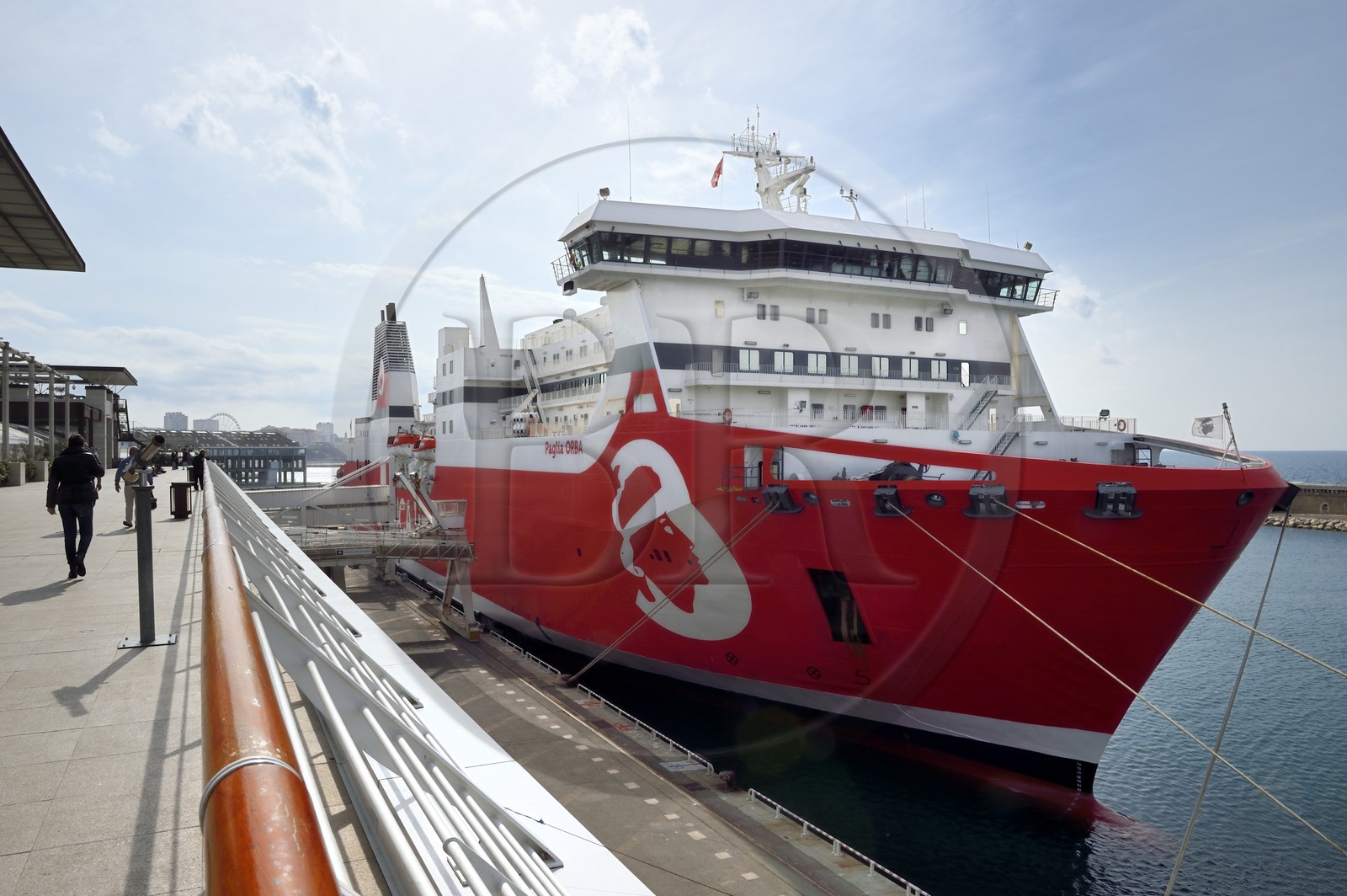 France, Bouches-du-Rhône (13), Marseille, Zone Euroméditerranée, quartier La Joliette, les Terrasses du Port, ferry de Cosica Linea