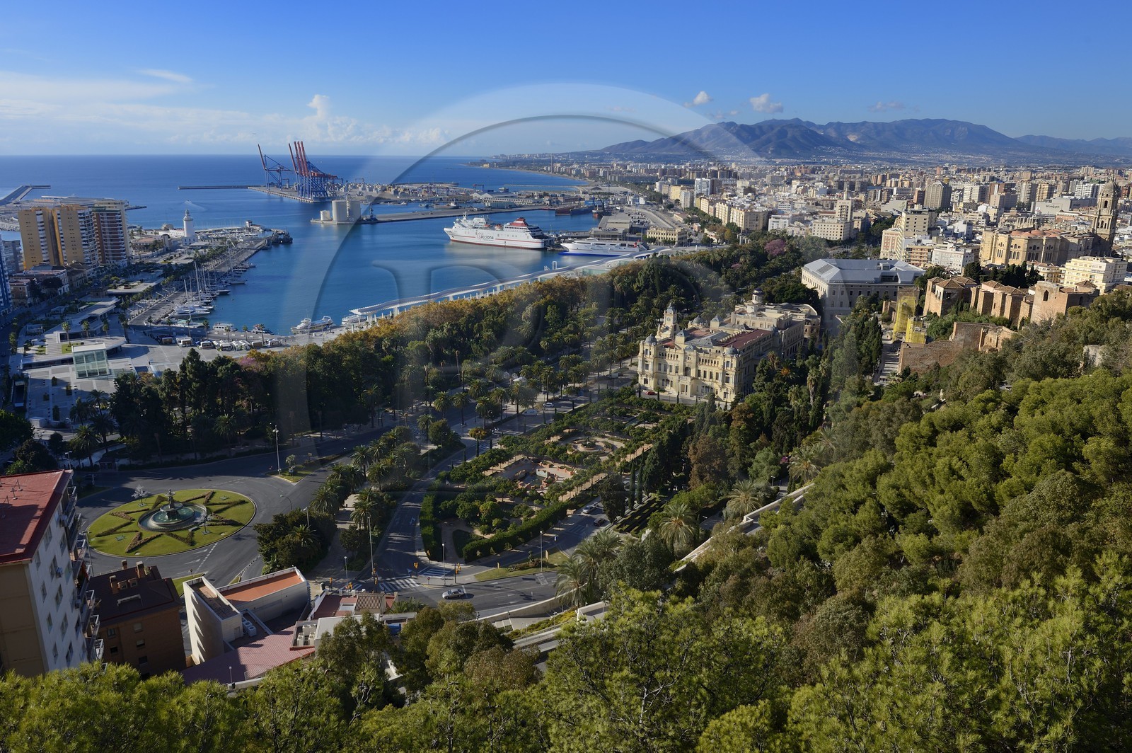Espagne, Andalousie, Malaga,  vue générale sur le port, l'hotel de ville, la Alcazaba et la cathédrale
