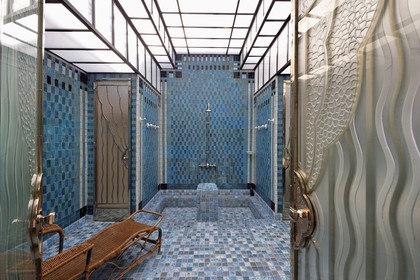 France, Pyrénées-Atlantiques (64), la côte du Pays-Basque, Ciboure, la Villa Art déco Leihorra dessiné par l'architecte Joseph Hiriart 1926, la salle de bain