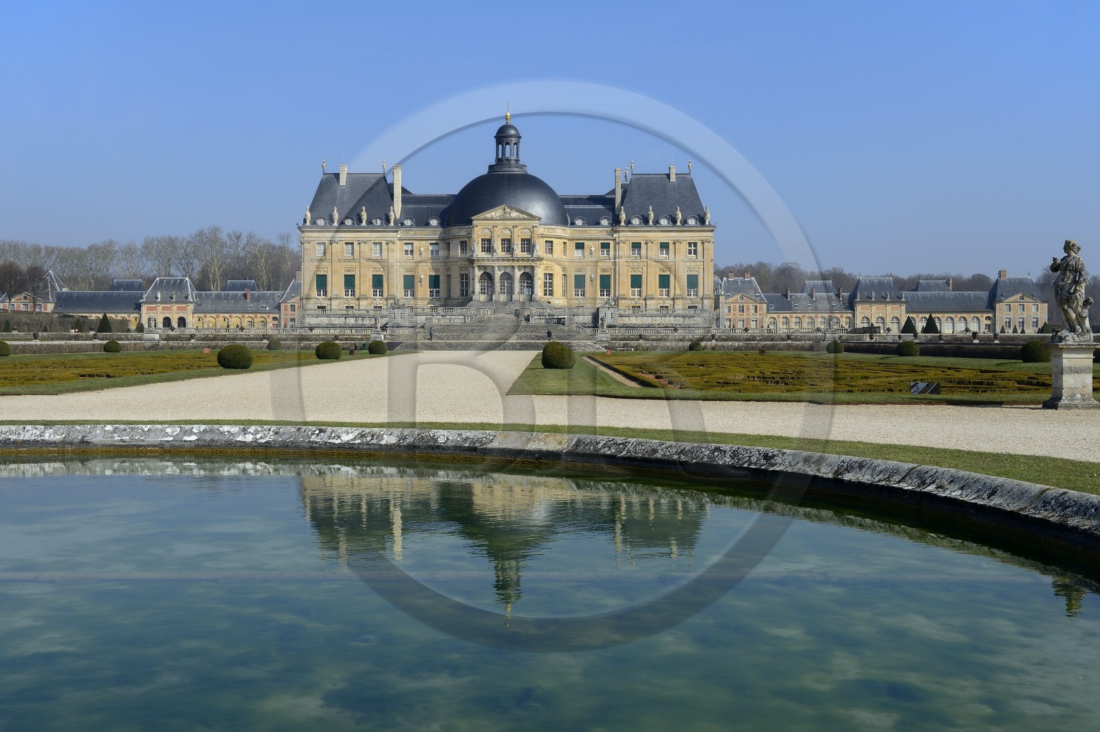 France, Seine-et-Marne (77), Maincy, le château de Vaux-le-Vicomte, façade sud du château et les jardins à la française dessinés par Le Nôtre