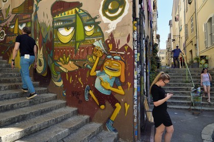 France, Bouches-du-Rhône (13), Marseille, quartier du Panier, angle des rues Sainte-Francoise et des Repenties, graffitis du magasin concept Undartground entouré d'escaliers, oeuvre du street artiste brésilien Nhobi