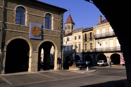 France, Gers (32), la halle à arcades de la place centrale de la bastide de Fleurance