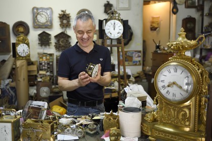 France, Dordogne (24), Périgord Blanc, Périgueux, l'horloger Vincent Pérez dans son atelier