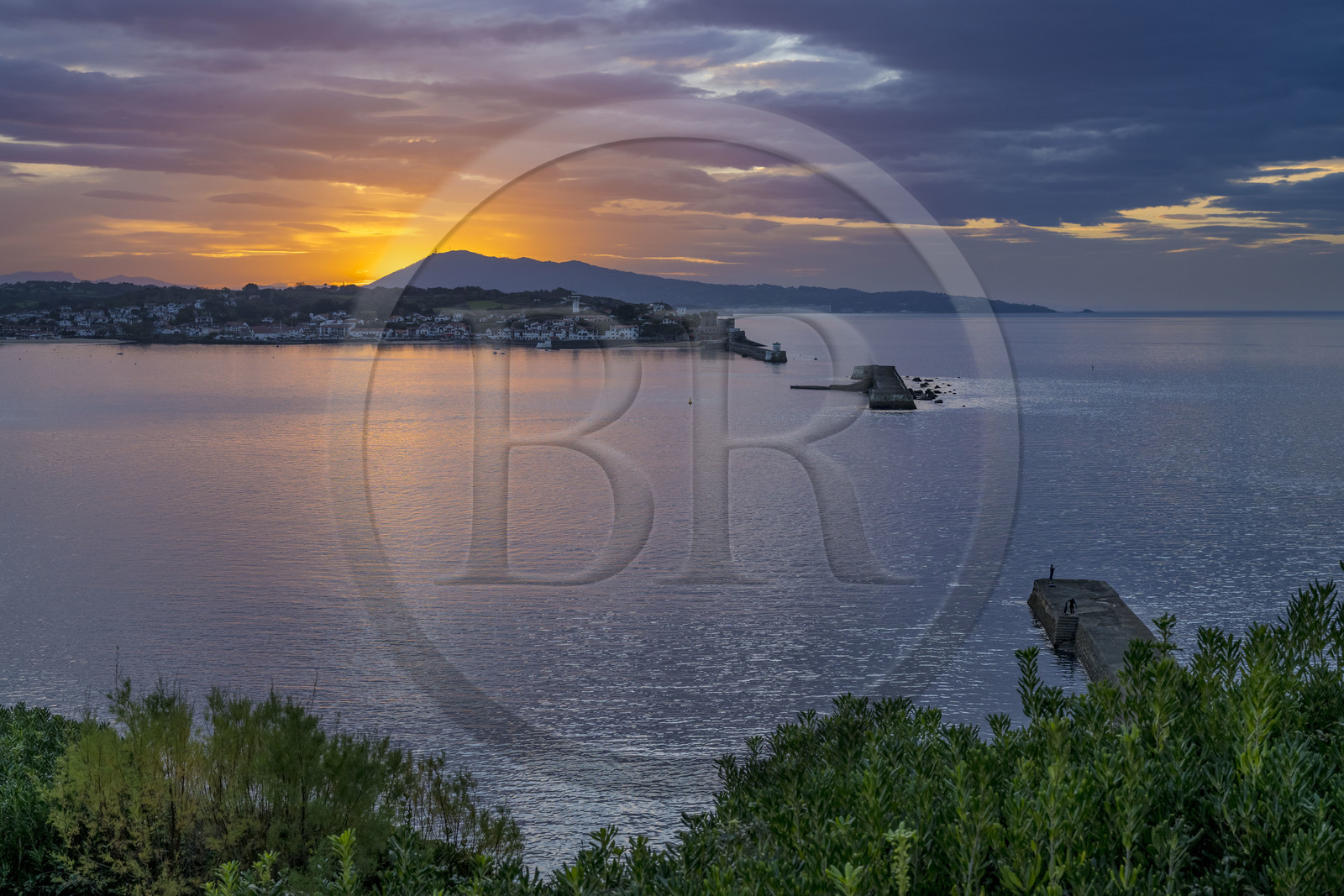 France, Pyrénées-Atlantiques (64), la côte du Pays-Basque, la baie de Saint-Jean-de-Luz et Ciboure en arrière plan
