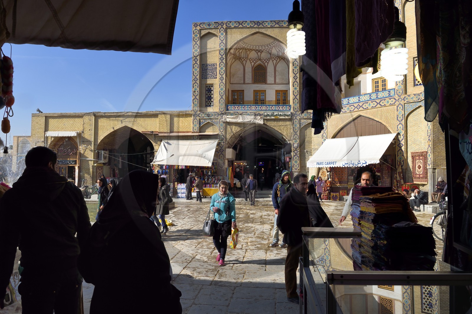 Iran, province d'Ispahan, Ispahan, entrée principale du Bazar-e Bozorg (Grand Bazar), immense bazar couvert qui remonte à près de 1300 ans, sur la place naghsh-i jahan aussi connue sous le nom de place Imam Khomeiny, classé Patrimoine Mondial de l'UNESCO