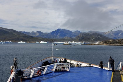 Groenland, fjord de Nanortalik, le bateau de croisière le Princess Danané progressant entre les icebergs