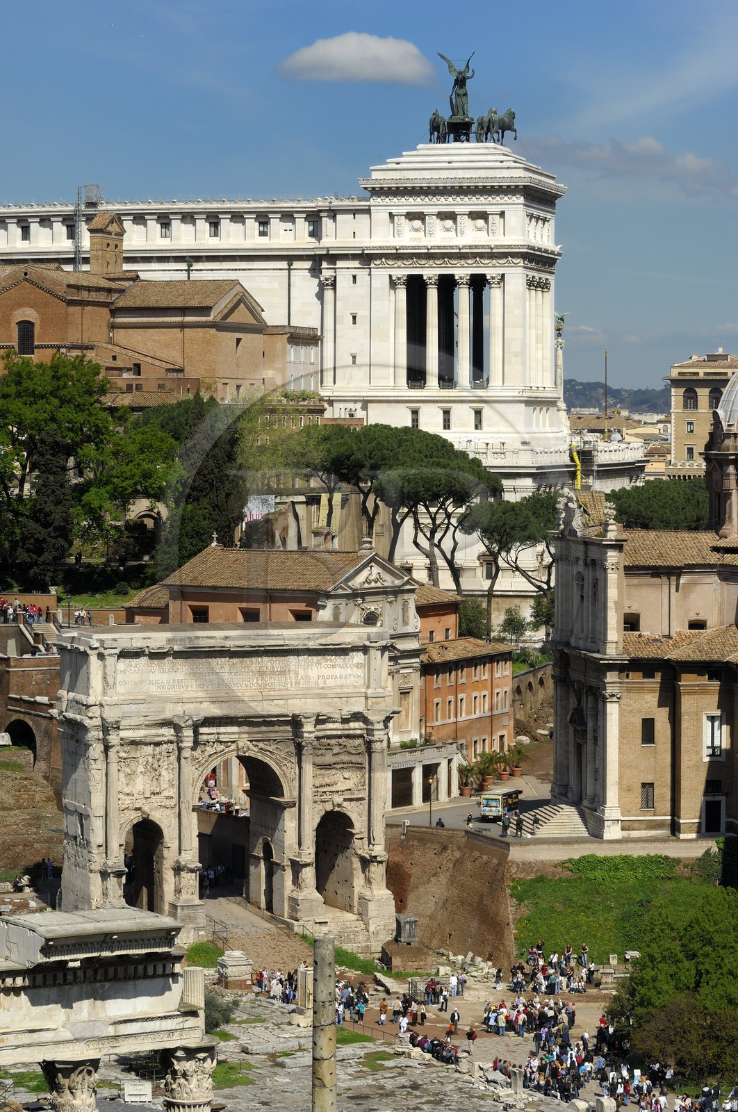 Italie, Latium, Rome, centre historique classé Patrimoine Mondial de l'UNESCO, le forum Romain, Arc de triomphe de Septime Sévère (Septimius Severus) et Vittoriano en arrière plan