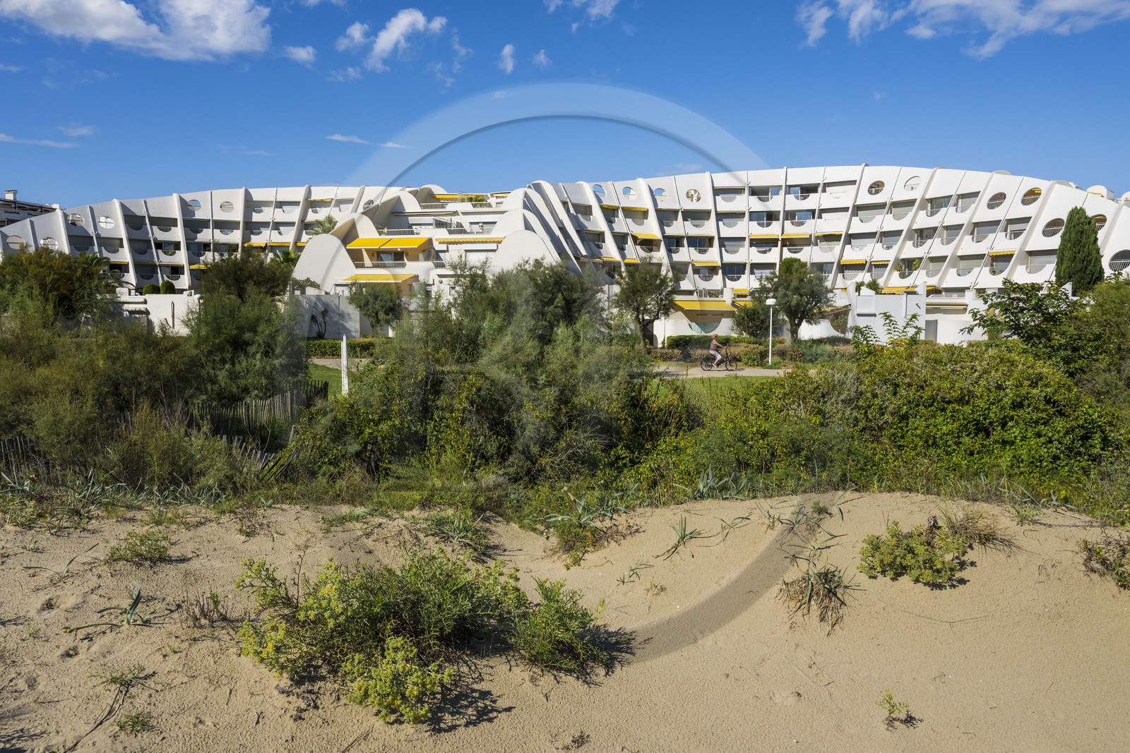 France, Hérault (34), La Grande-Motte, labellisé patrimoine du XXème siècle, quartier du Couchant à l'ouest du port, l'immeuble Le Calypso de l'architecte T. Fayeton et appartenant au style architectural féminin conques de Vénus