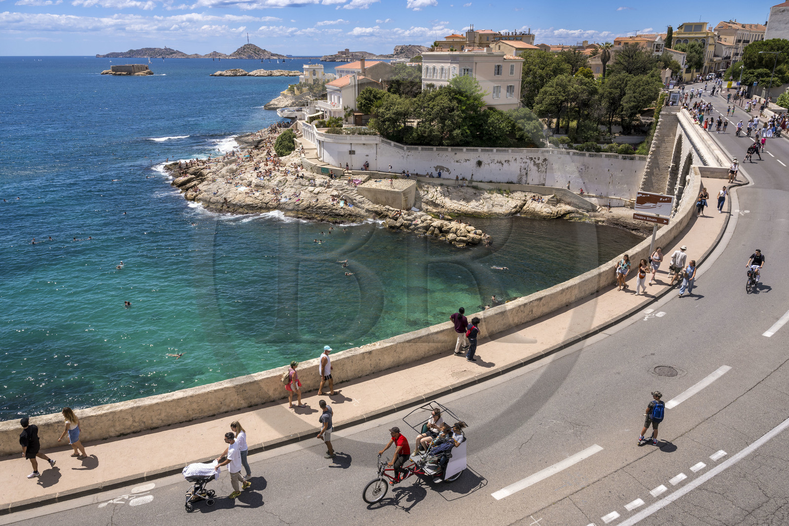 France, Bouches-du-Rhône (13), Marseille, quartier d'Endoume, la plage de roches blanches du Petit Nice allant de l'anse de la Fausse-monnaie à l'anse de Maldormé, le petit fort de l'Ile Degaby et l'Archipel des îles du Frioul avec le Chateau d'If (à droite) en arrière plan, la Corniche du Président John Fitzgerald Kennedy piétonne un dimanche par mois au premier plan