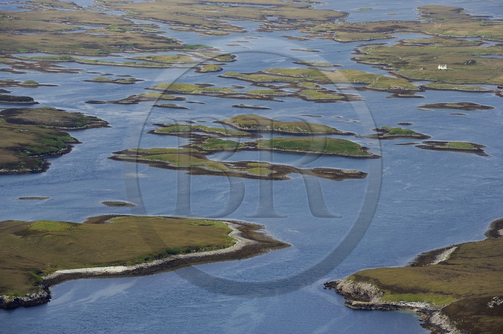 Royaume-Uni, Ecosse, Hébrides extérieures, Ile de North Uist recouvert d'une mosaïque de tourbières, basses collines et lochs (vue aérienne)