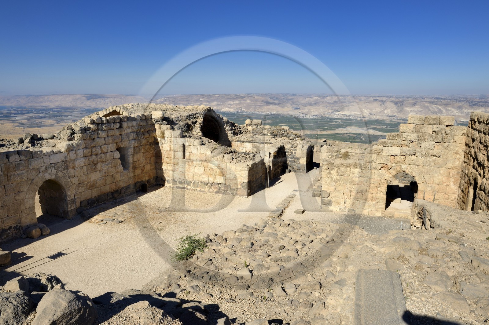 Israel, district Nord, Galilée, l'Etoile du Jourdain, la forteresse croisée de Belvoir tenue par les Hospitaliers entre 1168 et 1189 qui surplombe la vallée du Jourdain, la cour centrale du château et les montagne de Jordanie en arrière plan