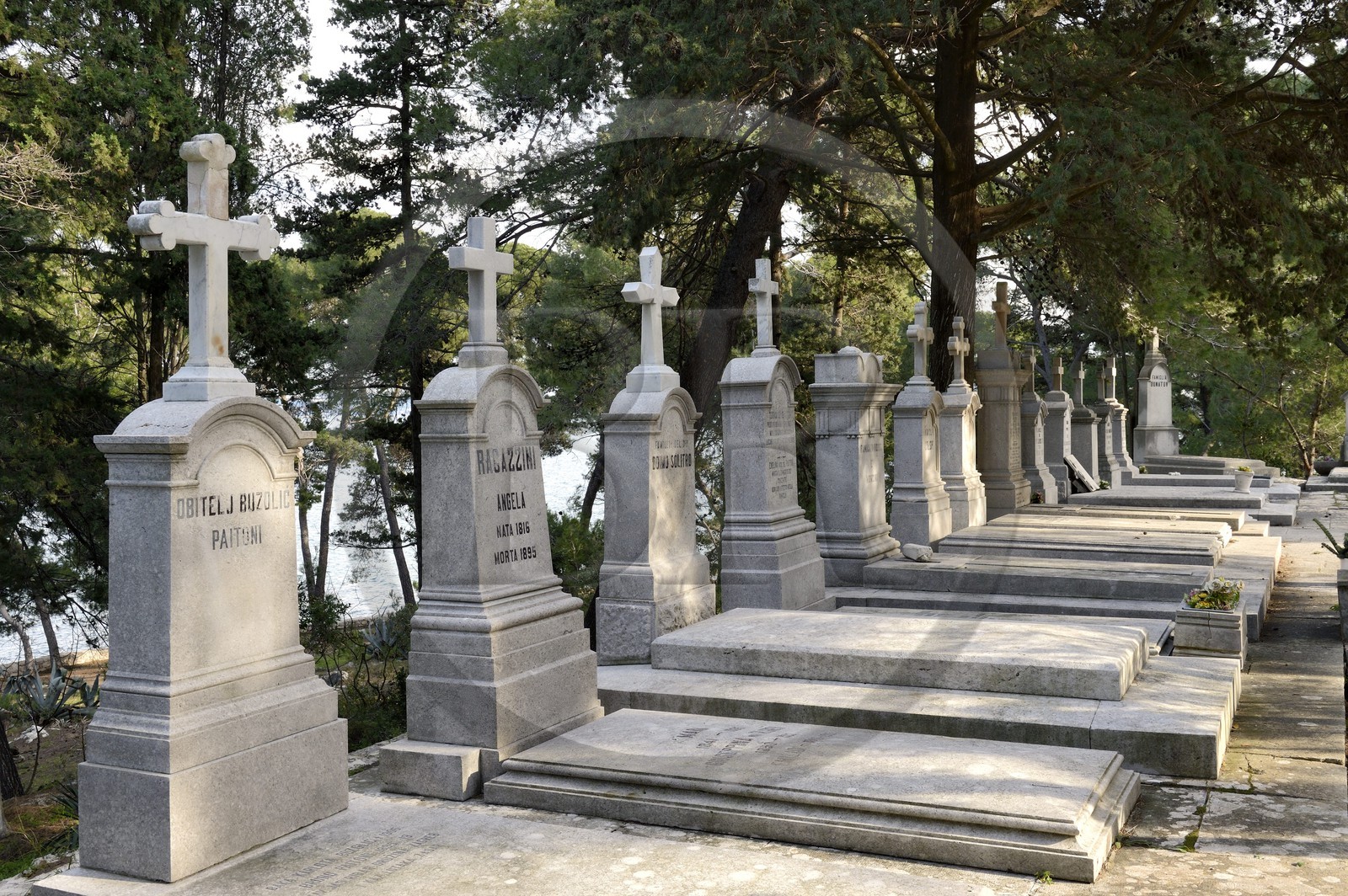 Croatie, Dalmatie, côte dalmate, Ile d’Ugljan, Preko, Monastère Franciscain de l'îlot Galovac, cimetière marin des italiens