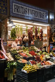 Espagne, Andalousie, Séville, quartier de Triana, le marché couvert de Triana, étal de marchand de fruits et légumes