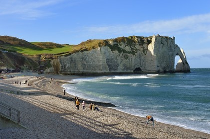 France, Seine-Maritime (76), Pays de Caux, Côte d'Albâtre, Etretat, l'arche de la falaise d'Aval et la plage de la ville