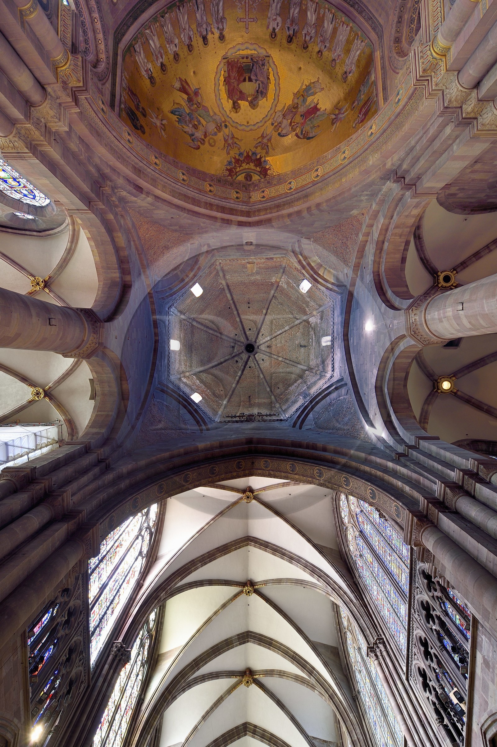 France, Bas-Rhin (67), Strasbourg, vieille ville classée au Patrimoine Mondial de l'UNESCO, la cathédrale Notre-Dame, la tour Klotz du choeur roman en haut et le plafond de la nef gothique en bas