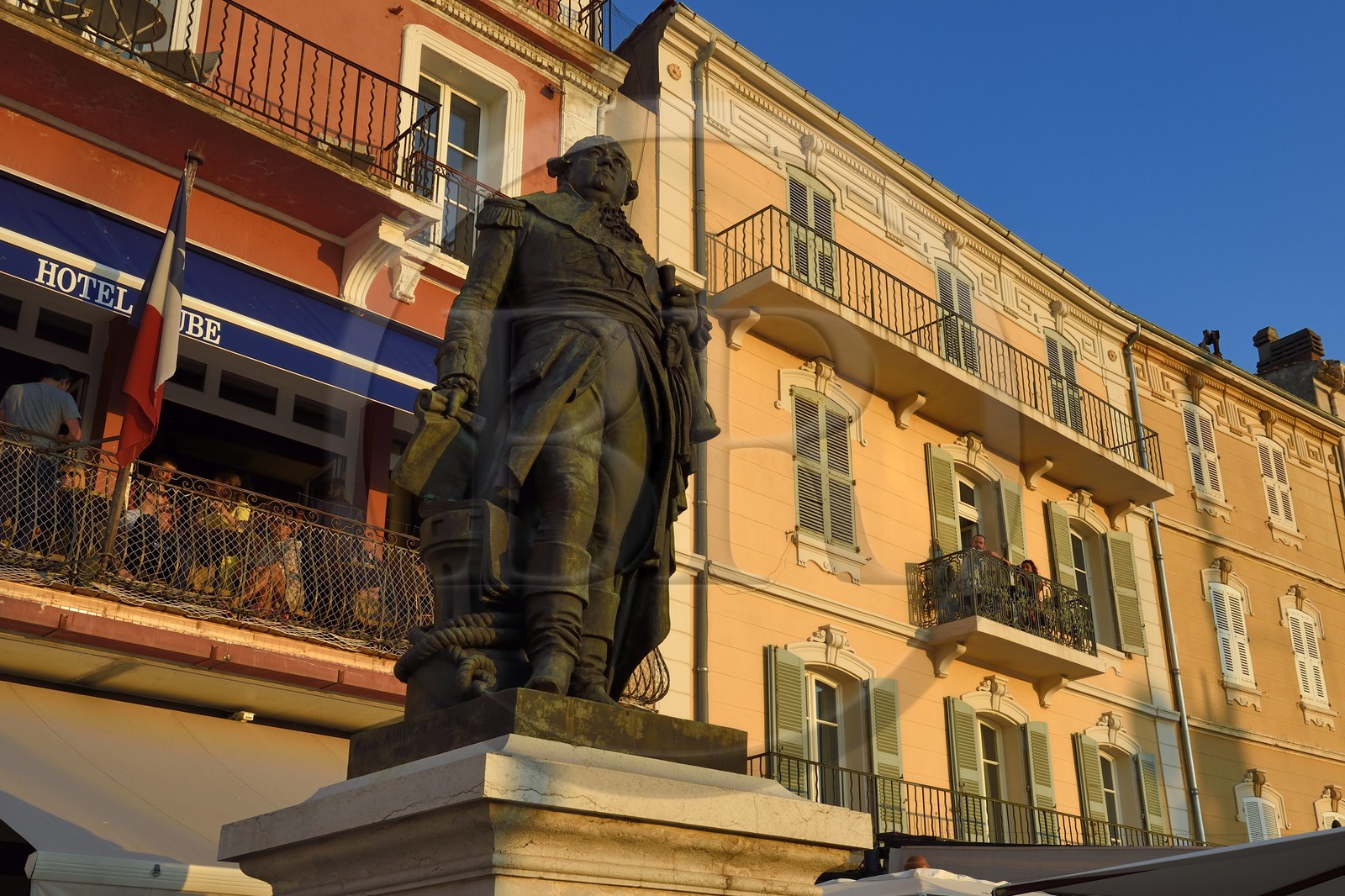 France, Var (83), Saint-Tropez, statue du vice-amiral Suffren et façade de l'hôtel Sube quai de Suffren