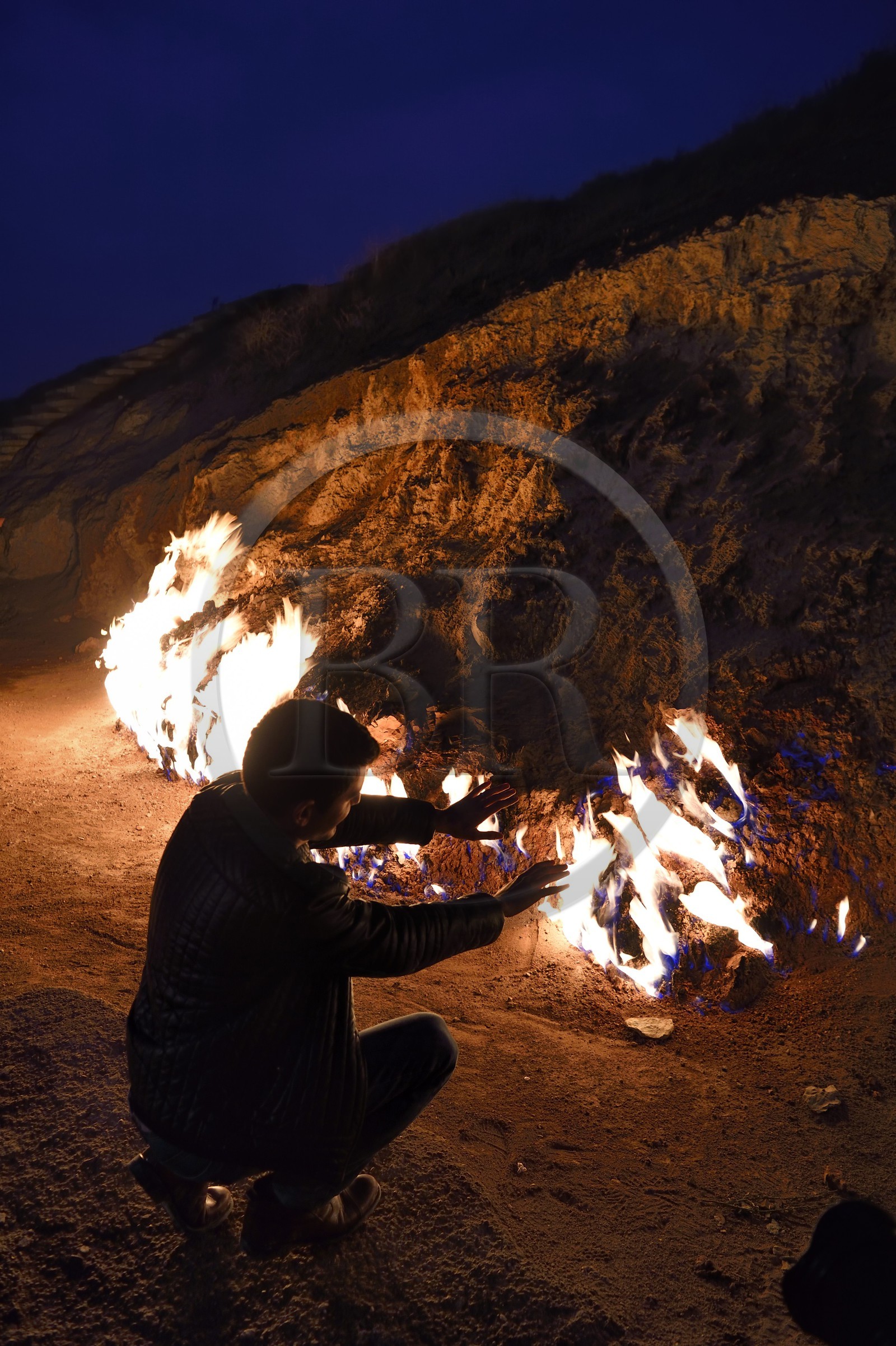 Azerbaïdjan, Bakou, Absheron Peninsula, Yanar Dag qui signifie «montagne en feu», est un feu de gaz naturel qui flamboie continuellement sur une colline Azerbaïdjan, Bakou, Absheron Peninsula, Yanar Dag qui signifie «montagne en feu», est un feu de gaz naturel qui flamboie continuellement sur une colline