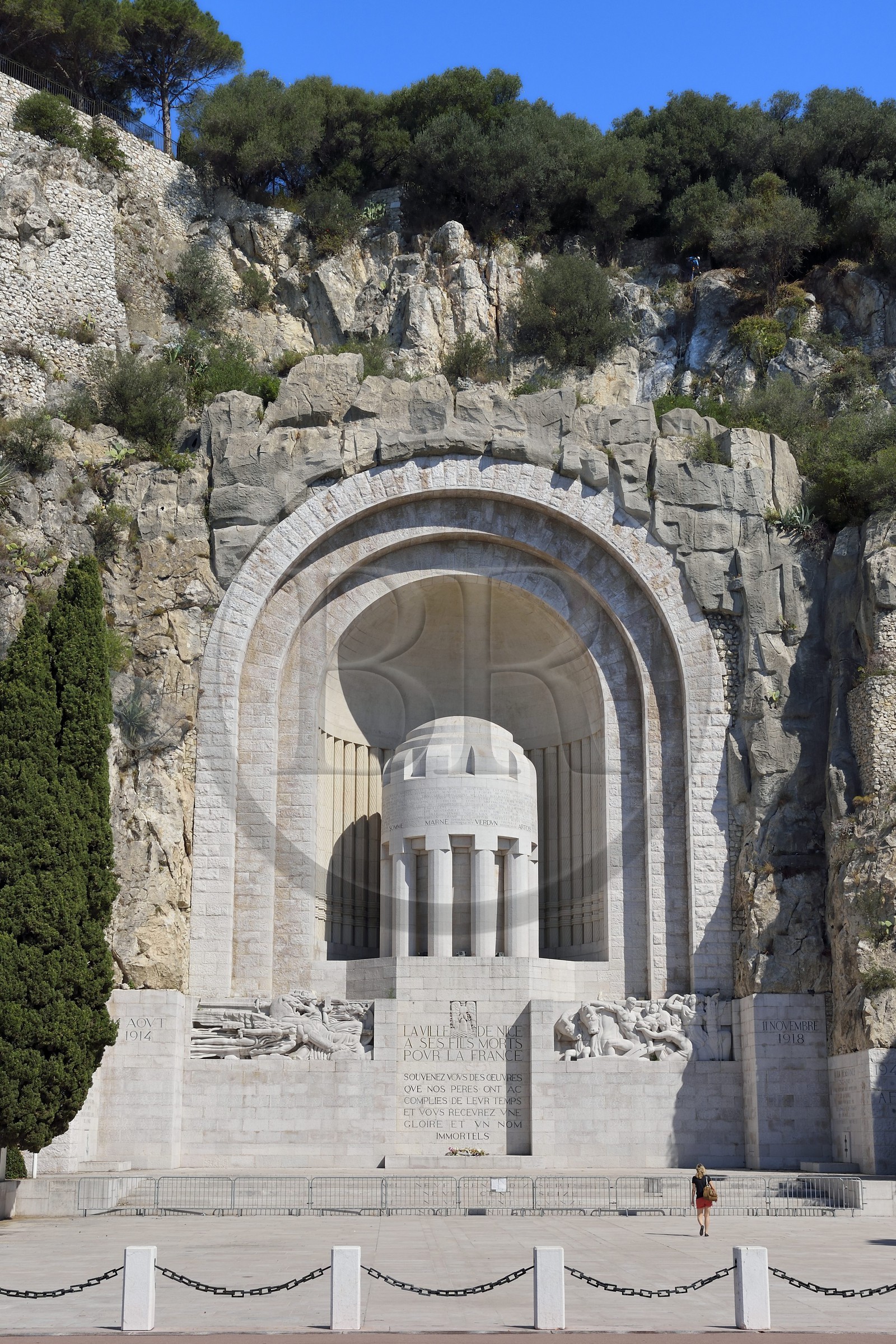 France, Alpes-Maritimes (06), Nice,  le vieux port, place Guynemer, monument aux morts de style Art déco