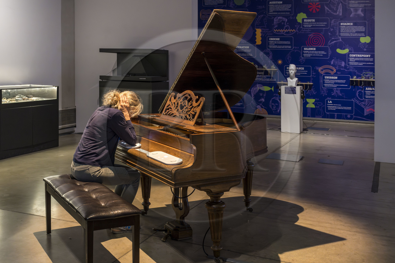France, Vaucluse (84), Avignon, le grenier à sel devenu lieu consacré à la rencontre entre art et innovation avec une programmation pluridisciplinaire dans le champ des arts visuels et des arts vivants, ici une expérience d'écoute de la musique via les coudes par conduction osseuse