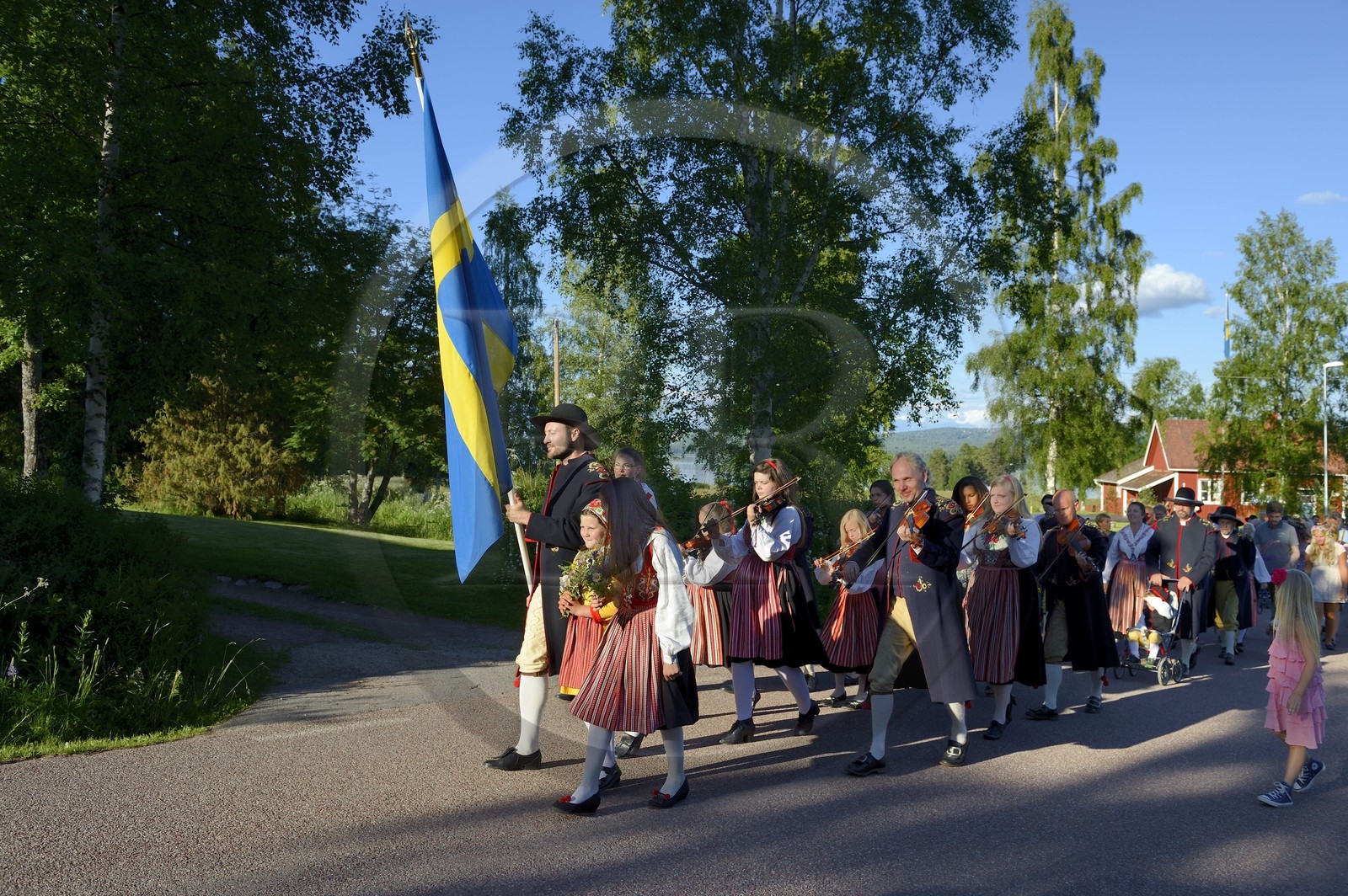 Suède, comté de Dalécarlie, région de Leksand, défilé en costume traditionnel pour les célébrations du solstice d'été dans le petit hameau de Hjulbäck