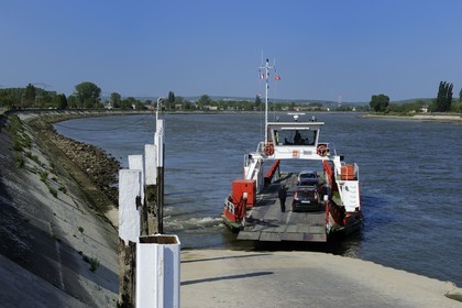 France, Seine-Maritime (76), Port Jumièges, bac effectuant la traversée de la Seine
