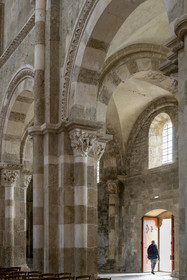 France, Yonne (89), parc naturel régional du Morvan, Vézelay, classé au Patrimoine Mondial de l'UNESCO, labellisé Les Plus Beaux Villages de France, point de départ de l'une des principales voies de pèlerinage de Saint-Jacques-de-Compostelle, la basilique Sainte-Marie-Madeleine, chapiteau de la nef (XIIe siècle), chapiteau dit du Moulin Mystique représentant Saint-Paul récoltant le grain moulu par Moïse (symbole de continuité entre Ancien et Nouveau Testament)