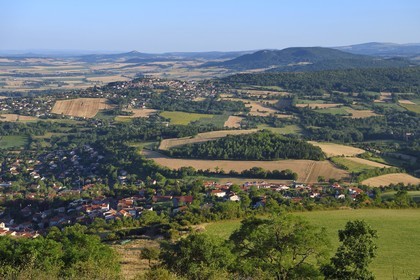 France, Puy-de-Dôme (63), La Roche-Blanche, le village de Gergovie au premier plan et Le Crest en arrière plan dans la plaine de la Limagne vu depuis le plateau de Gergovie