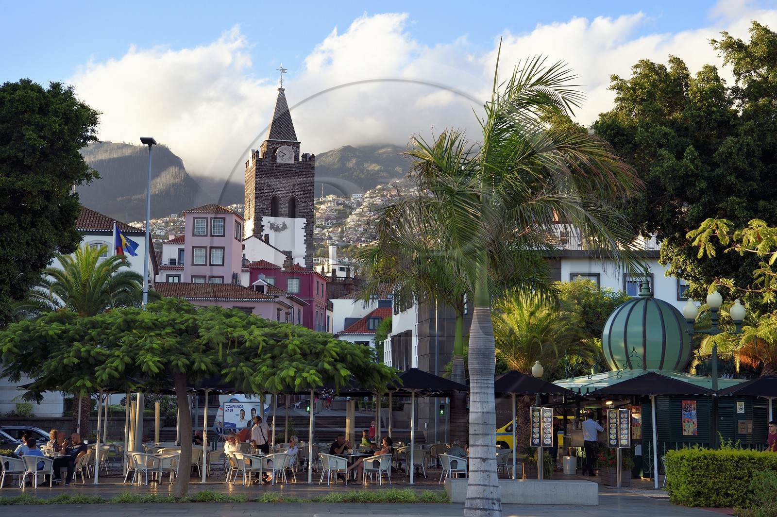 Portugal, Ile de Madère, Funchal, terrasse de café sur le front de mer et la cathédrale Notre-Dame de l'Assomption