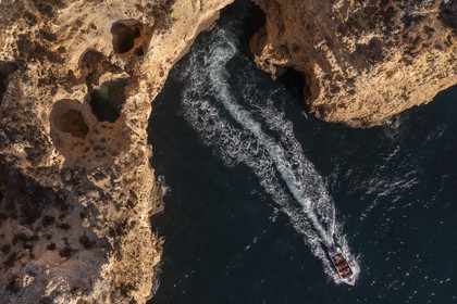 Portugal, Algarve, Lagos, découverte en bateau des grottes dans les falaises escarpées de la Ponta da Piedade (vue aérienne)