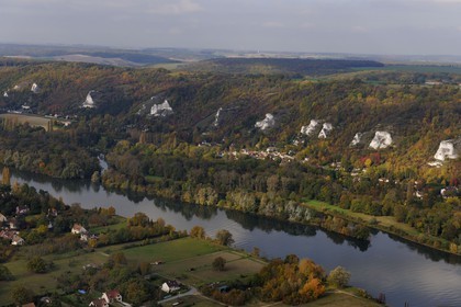France, Val-d'Oise (95), la Seine en amont de la Roche Guyon à Chantemesle, île de Haute-isle en premier plan et les falaises qui longent la Route de la Vallée (vue aérienne)