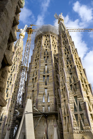 Espagne, Catalogne, Barcelone, quartier de l'Eixample, basilique de la Sagrada Familia de l'architecte du modernisme catalan Antoni Gaudi classée Patrimoine Mondial de l'UNESCO, deux des quatre campaniles de 135m entourant le ciborium central et la future tour centrale, le pinacle est couronné par le lion ailé qui symbolise saint Marc et un homme ailé pour saint Matthieu