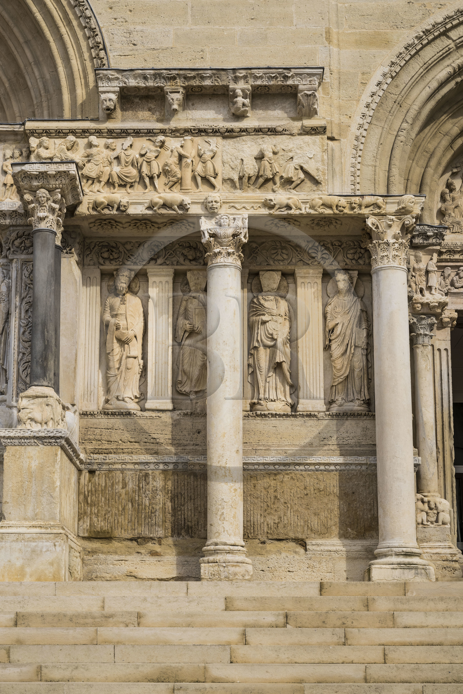 France, Gard (30), Saint-Gilles du Gard, église abbatiale de Saint-Gilles du XIIème-XIIIème siècle, classée Patrimoine Mondial de l'UNESCO au titre des chemins de Saint-Jacques de Compostelle en France, sculptures de la facade orientale de style art roman provencal et chapiteau corinthien
