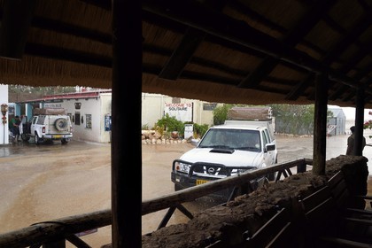 Namibie, région de Khomas, désert du Namib à l'Est du parc national Namib Naukluft, station essence de Solitaire