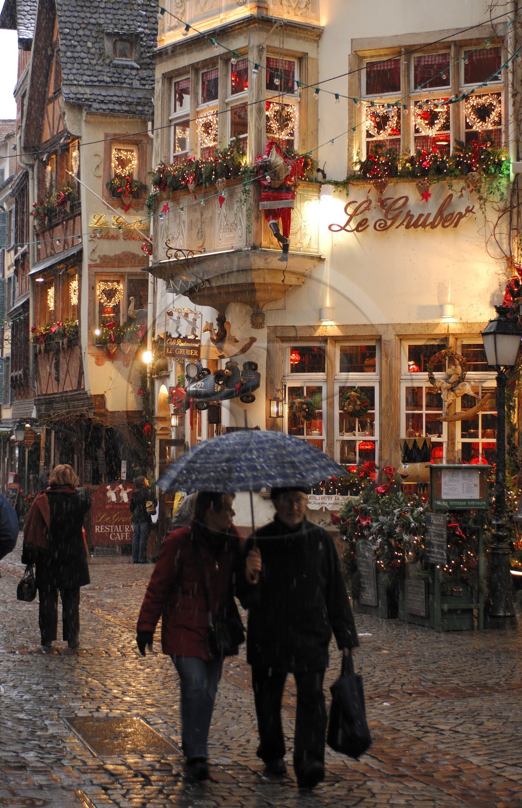 France, Bas Rhin (67), Strasbourg a Noel, decorations de Noel d'un restaurant dans le quartier de la Cathedrale