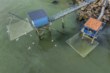France, Loire-Atlantique (44), Estuaire de la Loire, Saint-Nazaire, plage de Trébézy, pêcheries de Gavy, le pêcheur Roland Dupont dans sa cabane de pêche traditionnelle au carrelet (vue aérienne)