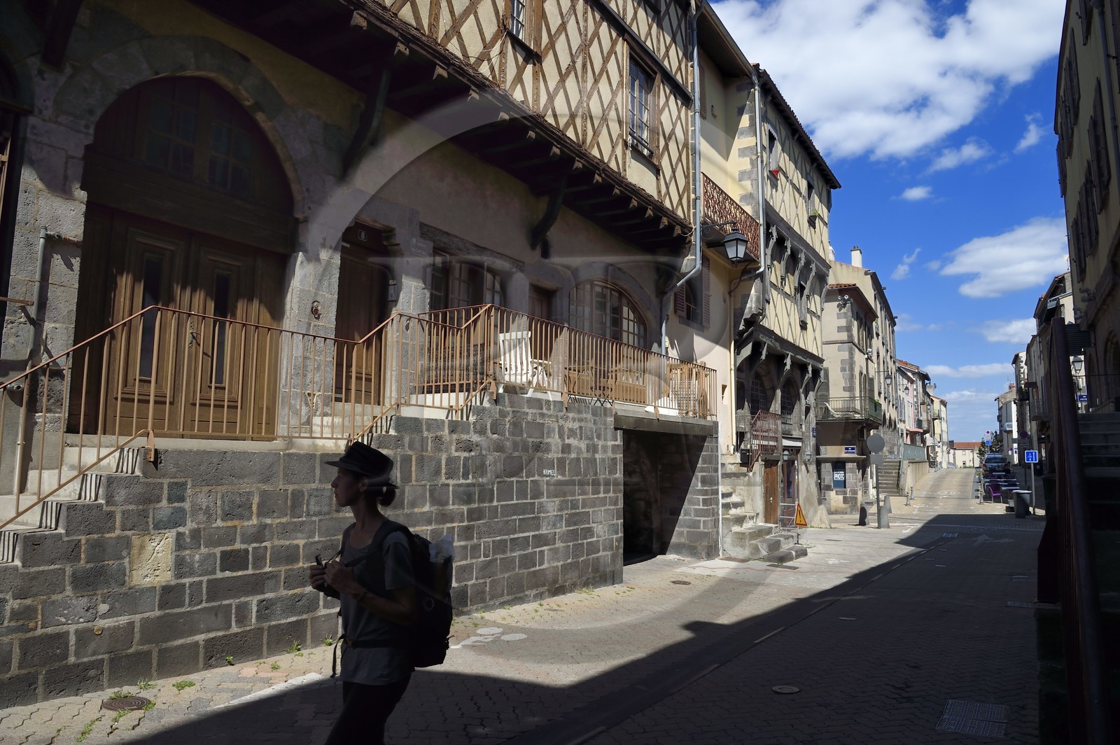 France, Puy-de-Dôme (63), Clermont-Ferrand, quartier de Montferrand, maisons en pans-de-bois en encorbellement sur un rez-de-chaussée en pierrre rue de la Rodade