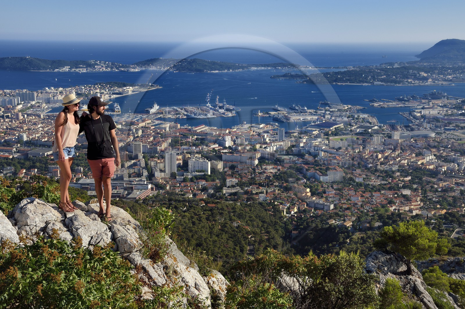 France, Var (83), Toulon, la rade et la base navale depuis le Mont Faron, la presqu'Ile de Saint-Mandrier, Tamaris et le Cap Sicié en arrière plan