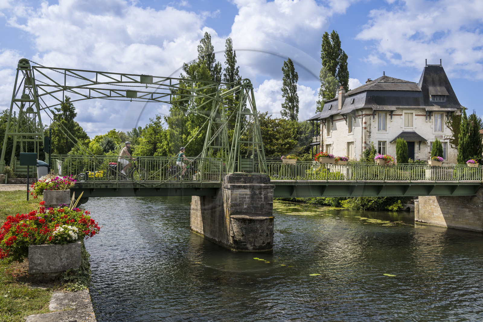 France, Deux-Sèvres (79), le Marais Poitevin, la Venise Verte, Magné, cyclistes traversant le pont-levis métallique datant de 1901