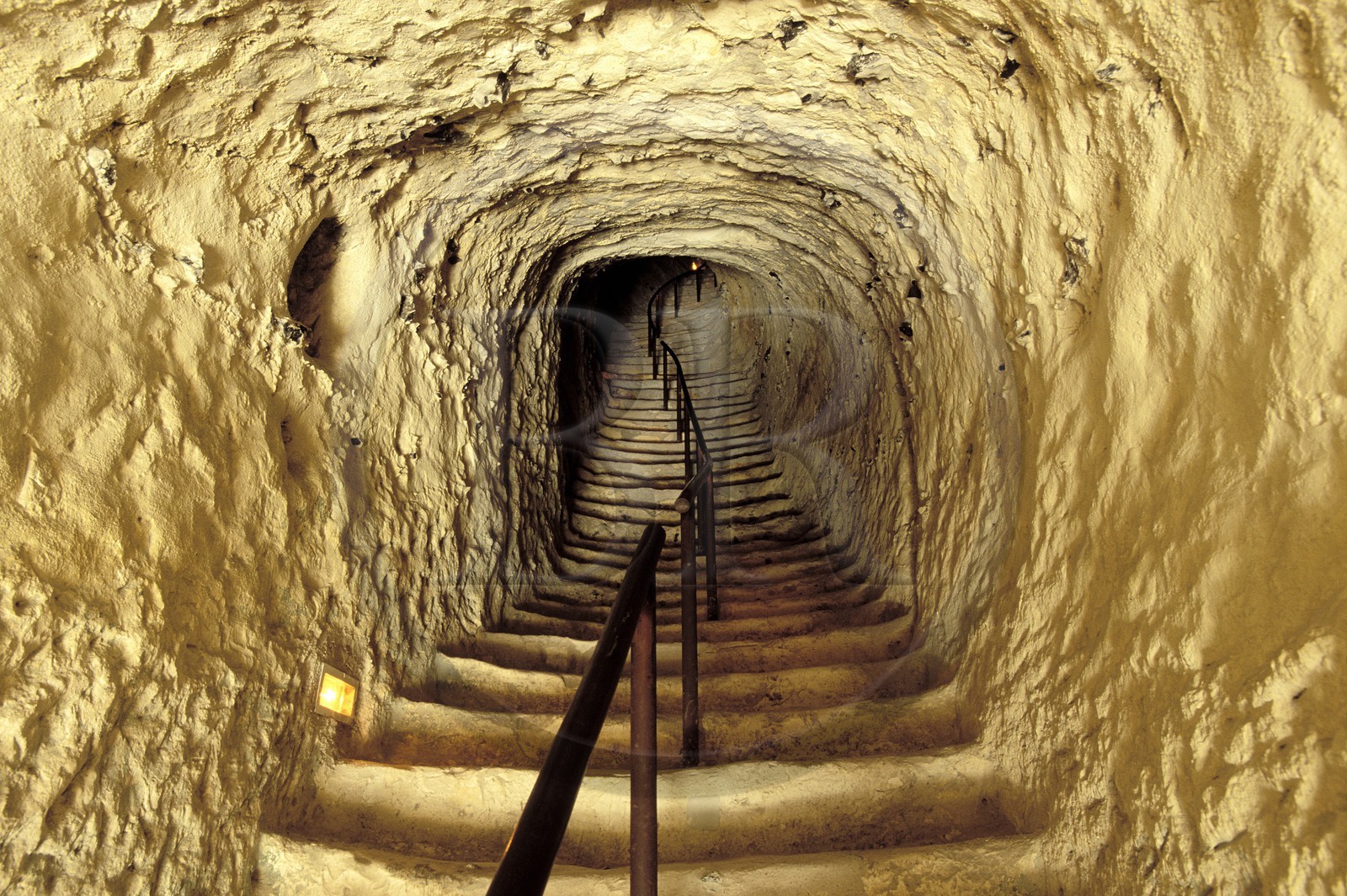 France, Val-d' Oise (95), parc naturel régional du Vexin français, La Roche-Guyon, labellisé Les Plus Beaux Villages de France, escalier troglodytique menant au donjon