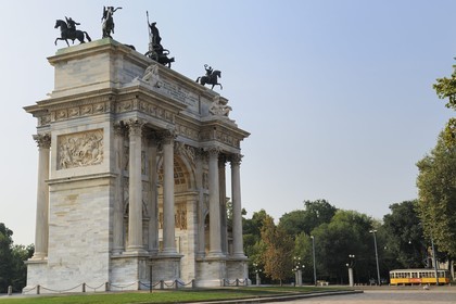 Italie, Lombardie, Milan, Porte de Simplon (Porta Sempione), marquée par un arc de triomphe historique appelé Arc de la Paix (Arco della Pace), construit par l'architecte Luigi Cagnola en 1807 pendant la domination napoléonienne