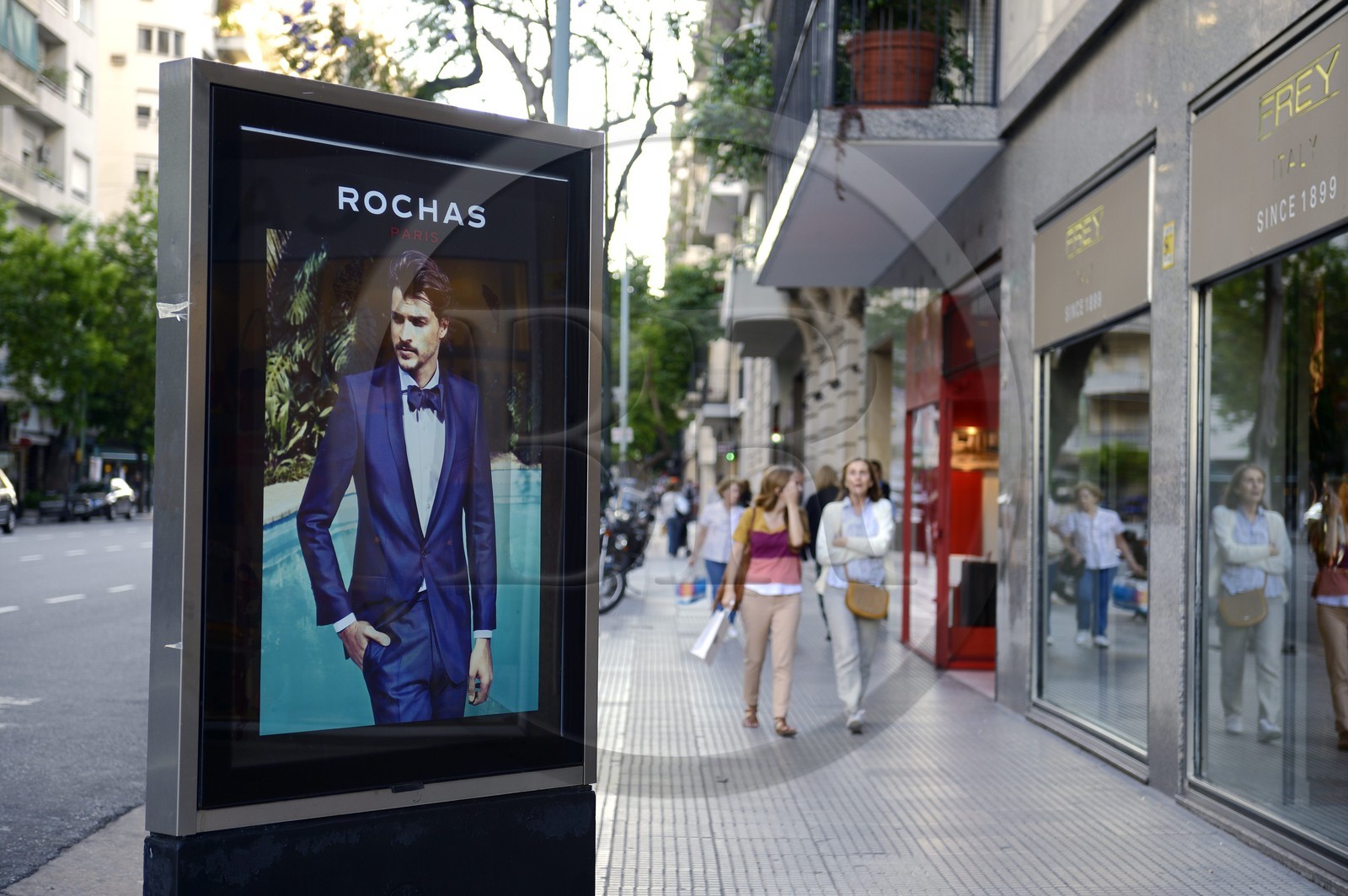 Argentine, Buenos Aires, l'avenida Alvear, une des artères les plus huppées des quartiers chics