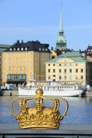 Sweden, Stockholm, the old city on the island of Gamla stan (Gamala Stan Riddarholmen) seen from the island of Skeppsholmen, the crown of the bridge Skeppsholmen