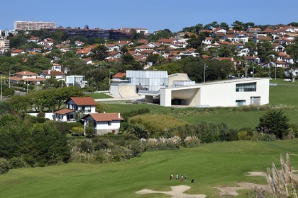 France, Pyrénées-Atlantiques (64), Pays-Basque, Biarritz, golfeurs sur le golf d'Ilbarritz et la Cité de l'Océan et du Surf de l'architecte Steven Holl en arrière plan