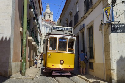 Portugal, Lisbonne, quartier de l'Alfama, tramway (electricos) le long de la Rua das Escolas Gerais avec la tour de l'église de Sao Vicente de Fora