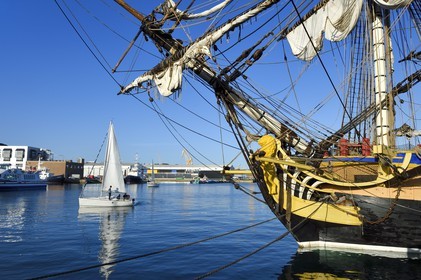 France, Finistère (29), port de Brest, la frégate L'Hermione, réplique du trois-mats qui transporta le marquis de Lafayette en Amérique en 1780, figure de proue