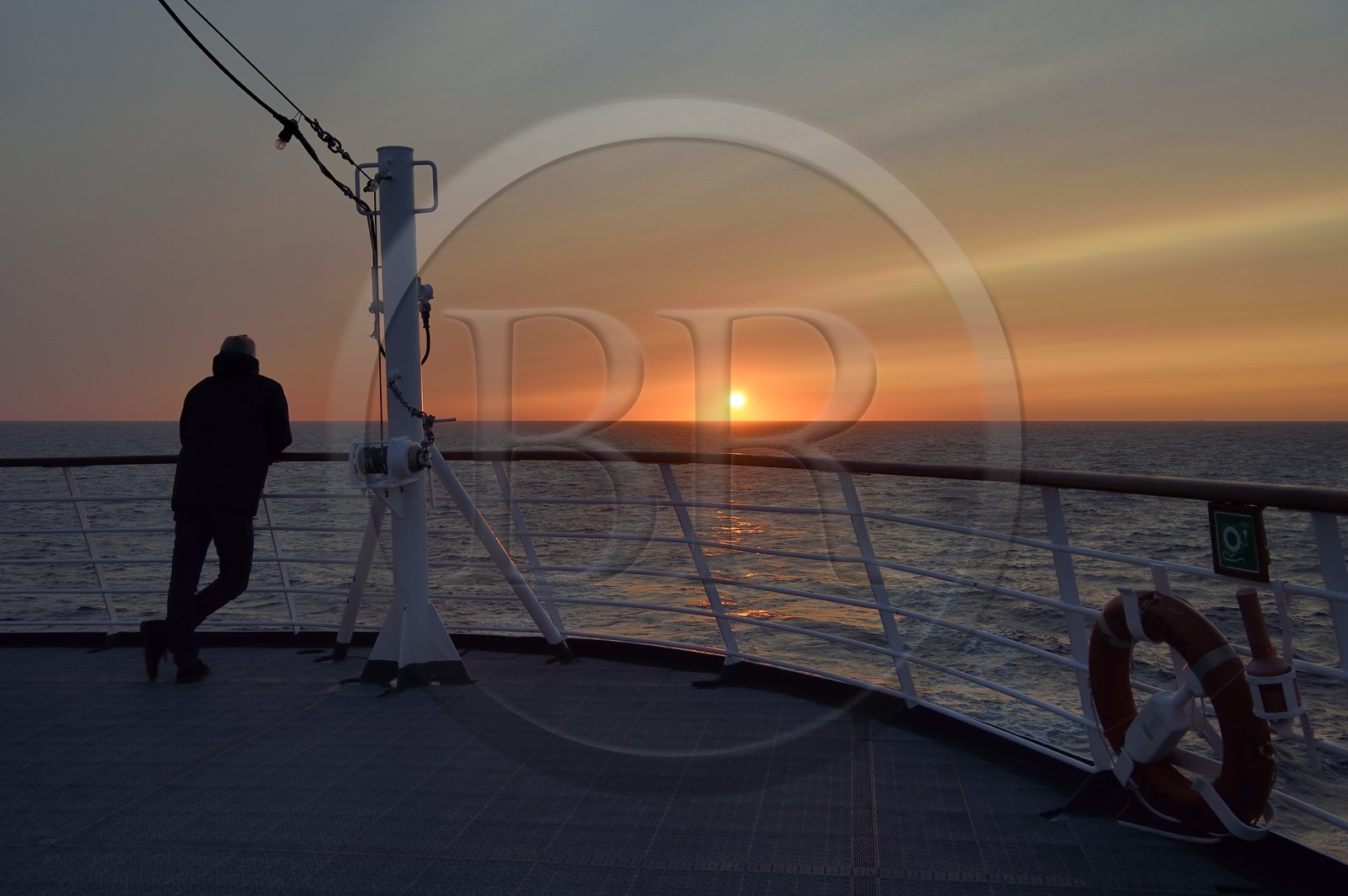 Groenland, cote ouest, bateau de croisière MS Fram de la compagnie Hurtigruten, coucher de soleil sur la mer de Baffin