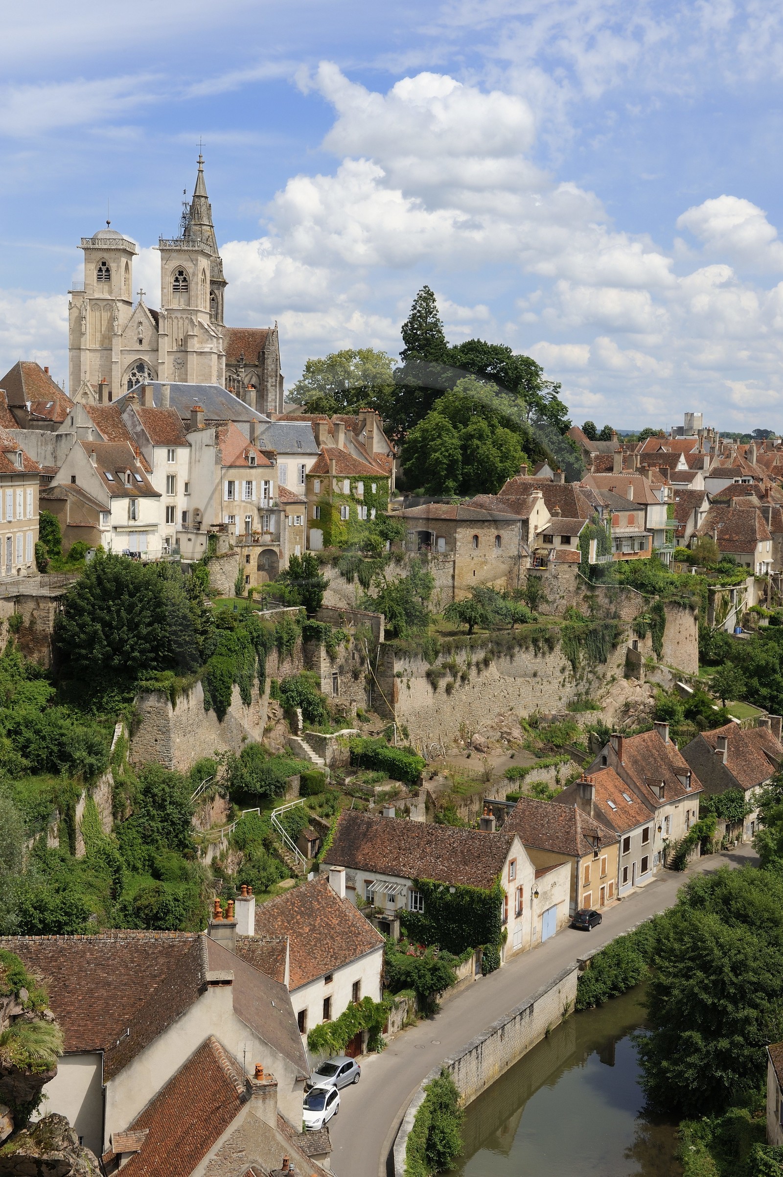 France, Côte d'Or (21), Semur-en-Auxois, l'église Notre-Dame et la rue Chaude sur les quais de l'Armançon