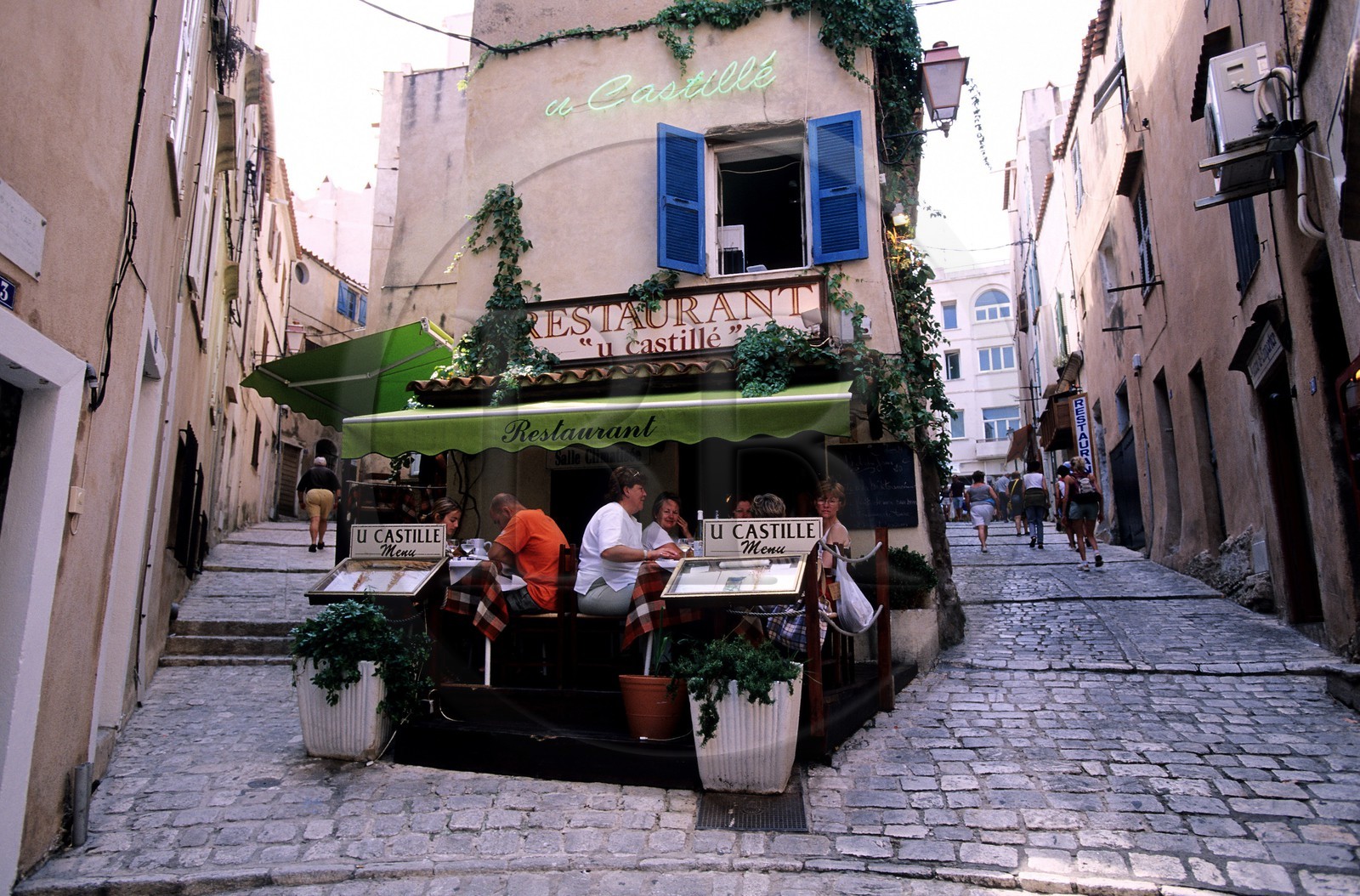 France, Corse-du-Sud (2A), Bonifacio, terrasse de restaurant dans les ruelles de la ville haute