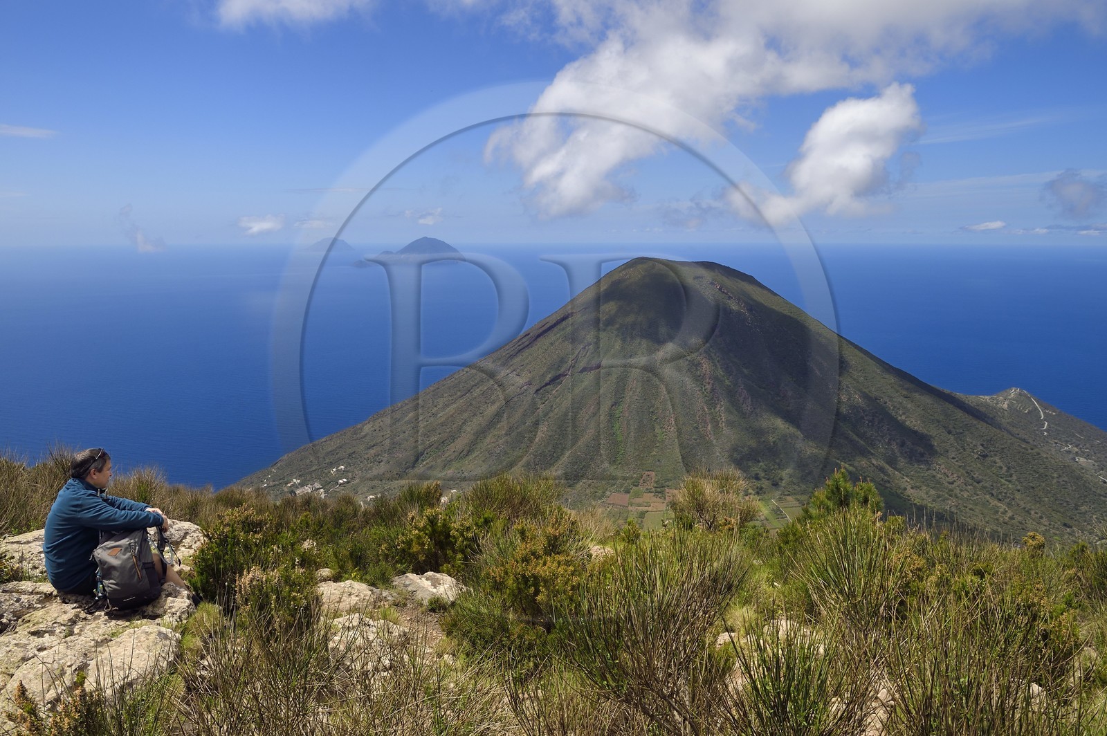 Italie, Sicile, iles Eoliennes, classées Patrimoine Mondial de l'UNESCO, Ile de Salina, randonneur au sommet de l'ancien volcan Monte Fossa delle Felci observant le volcan jumeau Monte dei Porri, les Iles de Filicudi et d'Alicudi en arrière plan Italie, Sicile, iles Eoliennes, classées Patrimoine Mondial de l'UNESCO, Ile de Salina, randonneur au sommet de l'ancien volcan Monte Fossa delle Felci observant le volcan jumeau Monte dei Porri, les Iles de Filicudi et d'Alicudi en arrière plan