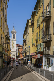 France, Alpes-Maritimes (06), Nice classée Patrimoine Mondial de l'UNESCO, le Vieux Nice, la rue Rossetti et le clocher de la Cathédrale Sainte Réparate en arrière plan